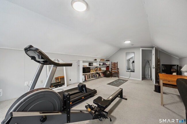 Building Photo - 10 Candlewood Ln