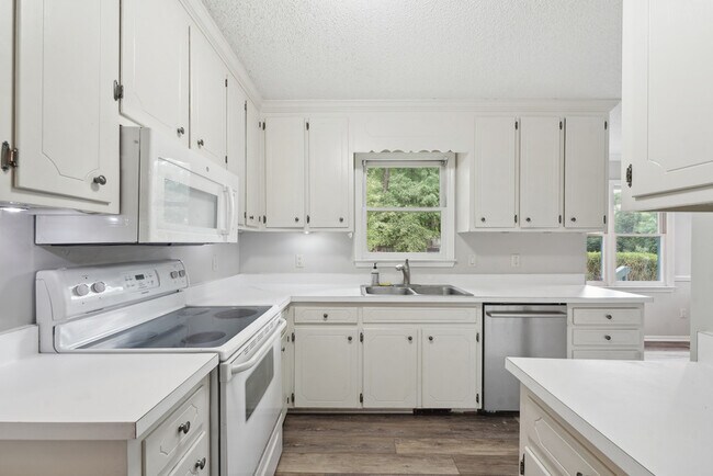 Building Photo - 1610 S Wade Ave