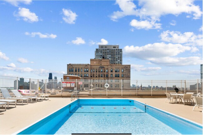 Building Photo - 2100 N Lincoln Park W