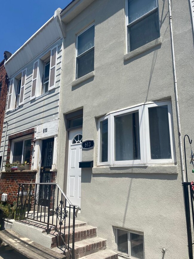 Building Photo - 2 Bedroom and 1 Bathroom House in South Ph...