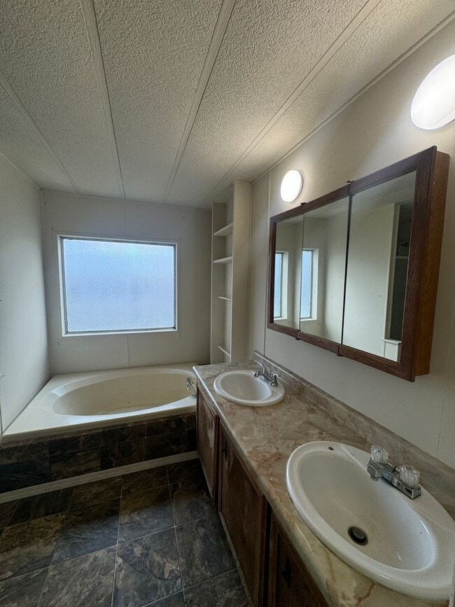 Building Photo - MOVE IN SPECIAL - $200 OFF FIRST MONTH'S RENT!