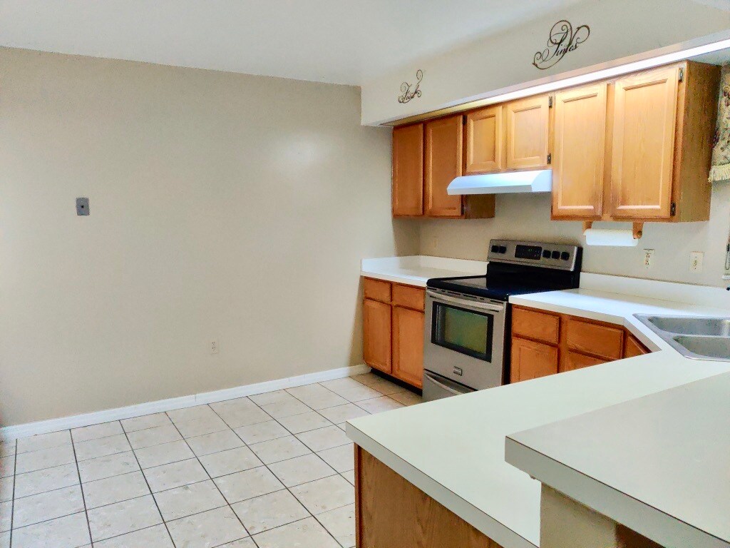 Building Photo - 1371 Melshire Ave