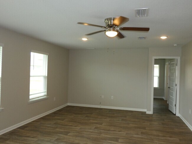 Building Photo - Modern 3-Bedroom Home - Cambria