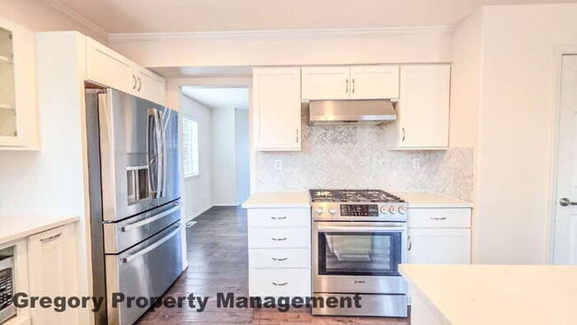 Building Photo - Light and Bright Home in the Desirable Upland View Neighborhood