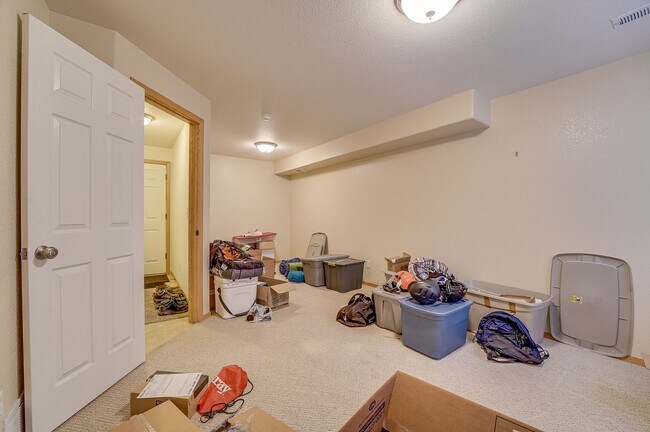 Building Photo - Spacious 3 bed, 2.5 bath Townhome in Ridgewood Hills!