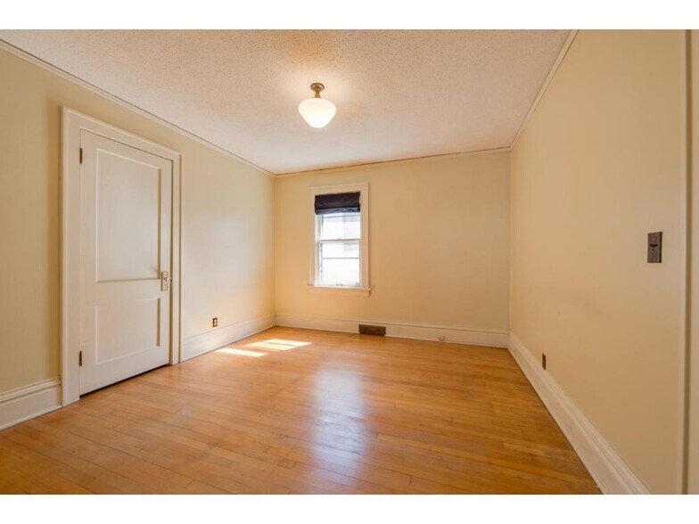 Building Photo - 1674 St Clair Ave