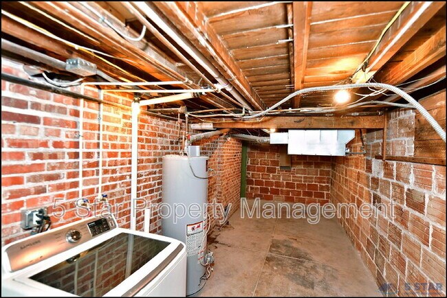 Building Photo - 2906 Wheeling Ave