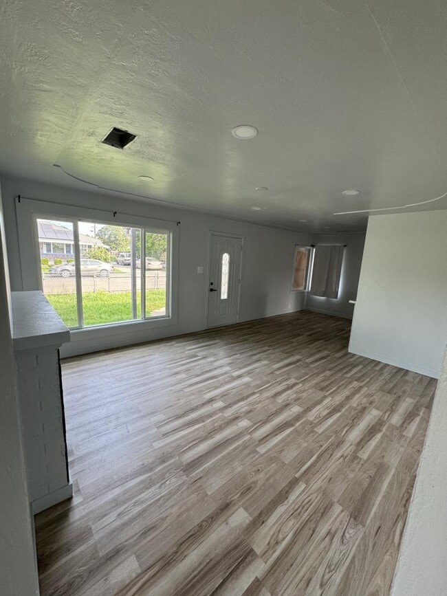 Building Photo - 1854 De Ovan Ave