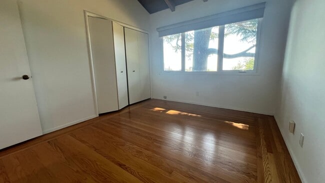 Building Photo - Mid-Century homes Rarely Available with Expansive Bay Views