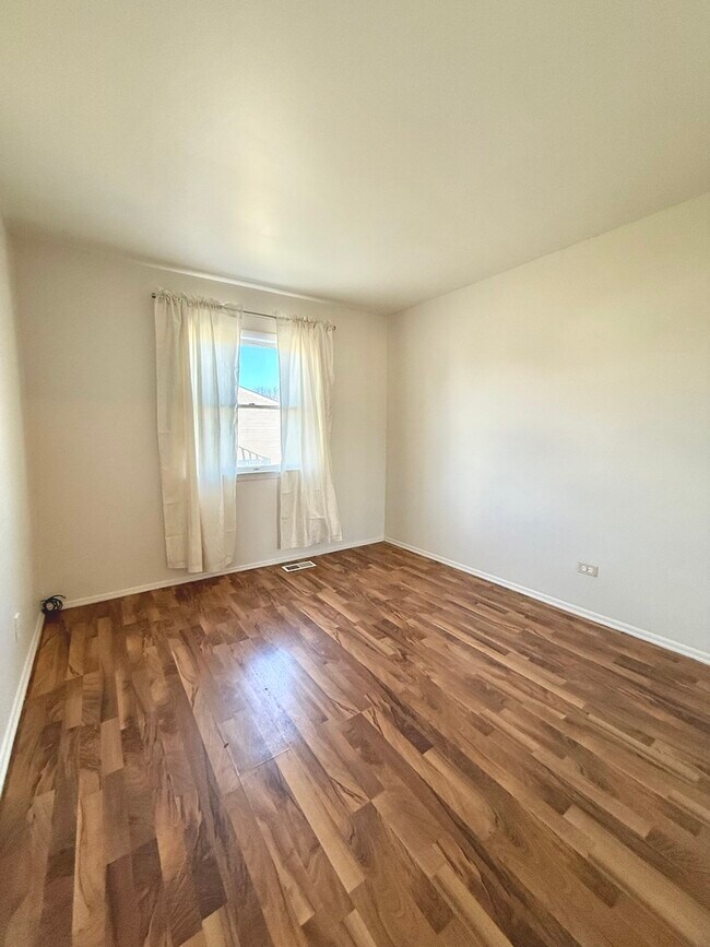 Building Photo - 329 David Ct