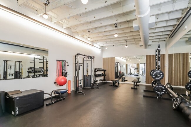 Building Photo - First month free ~ 1 bed / 1 bath on King ...