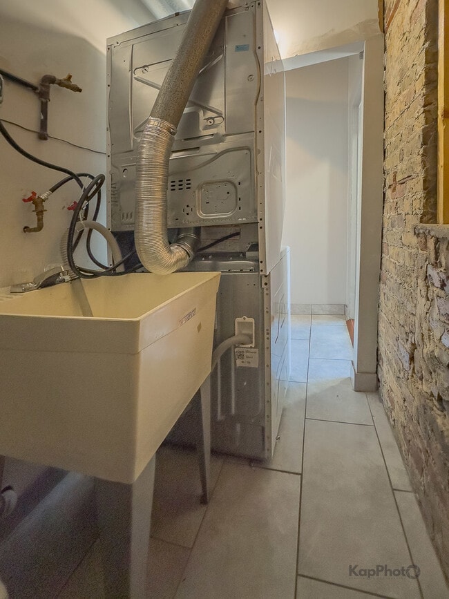 Building Photo - 2504 S Blue Island Ave