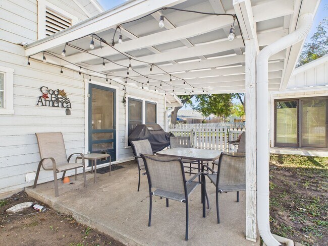 Building Photo - Quiet home in the central part of town