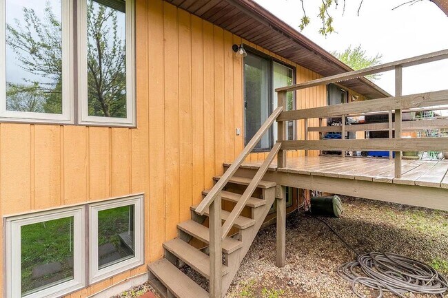 Building Photo - 1701 St Agnes Dr