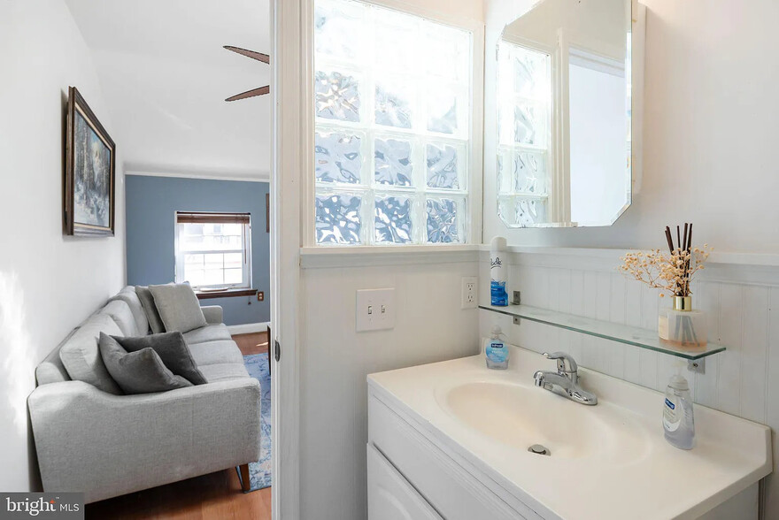 3rd Floor - 706 N Bodine St