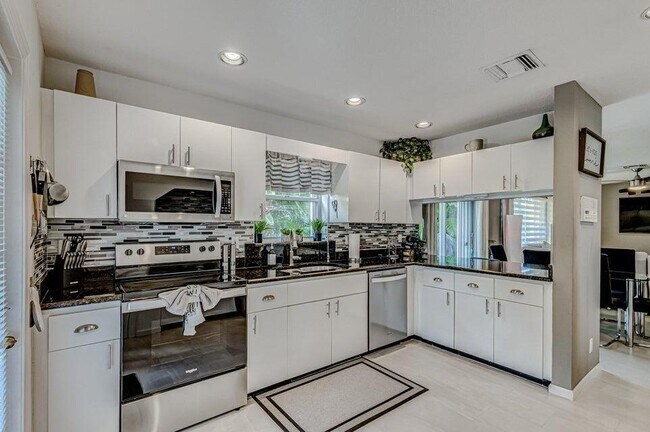 Building Photo - 18174 SE Fairview Cir