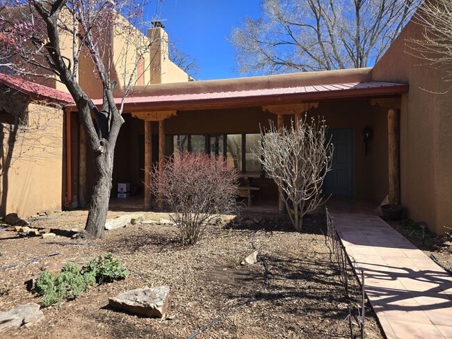 Building Photo - 570 1/2 Garcia St