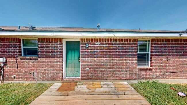 Building Photo - 9904 Risky's Ranch Dr