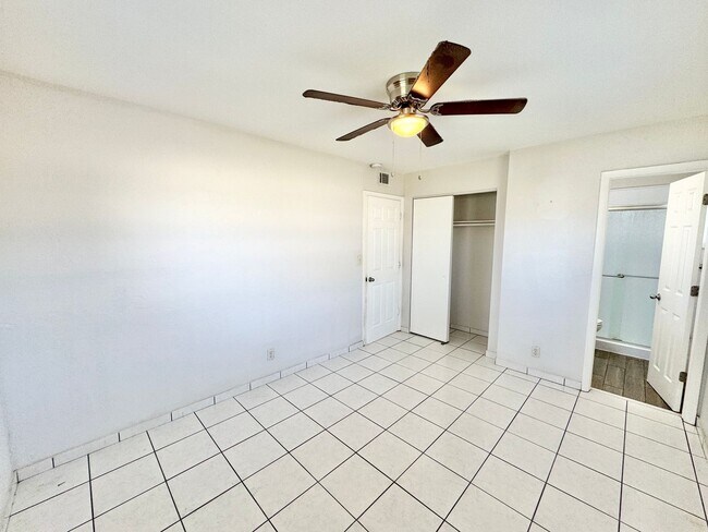 Building Photo - ** NAPLES PARK ** 3 BED / 2 BATH ** PET OK...
