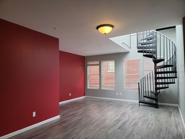 Building Photo - 108 W 6th St