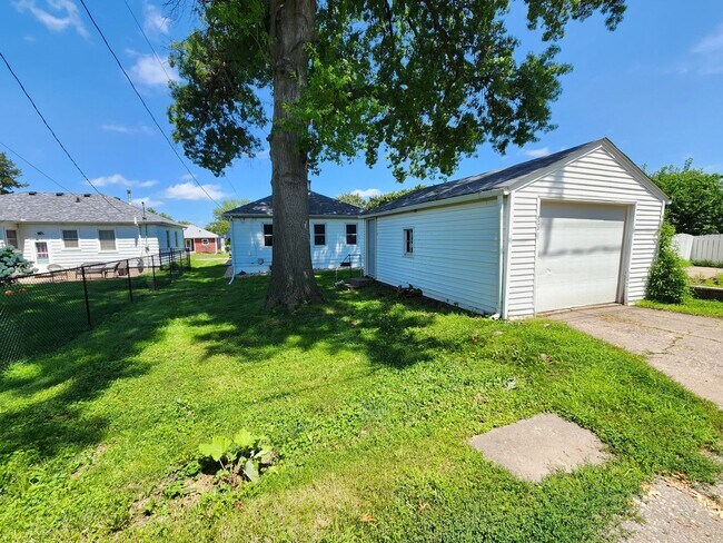 Building Photo - Great 3 Bedroom House