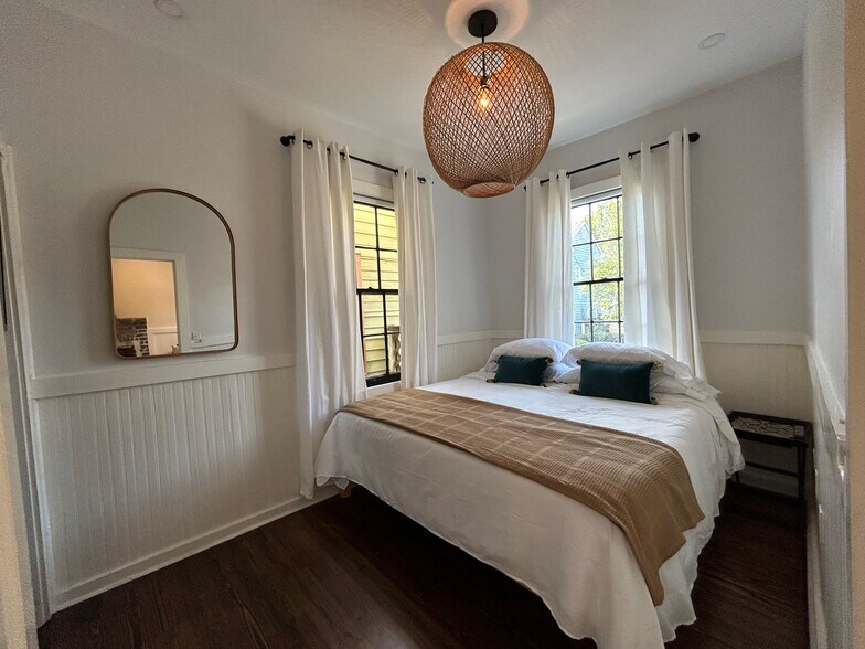 King Sized Bed - 534 E Charlton St