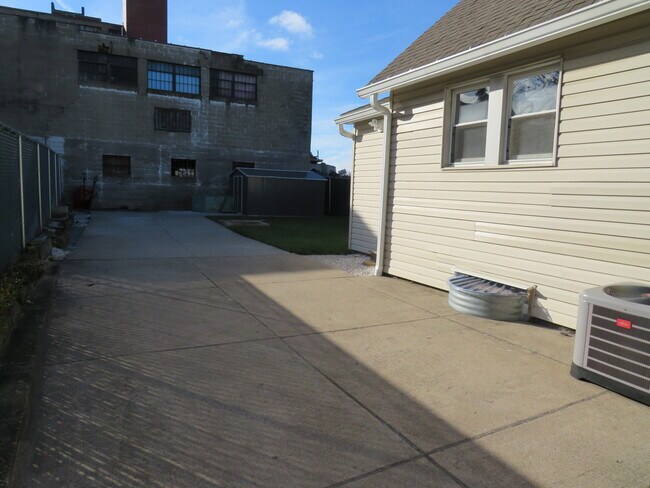 Building Photo - 2002 Cottage Ave