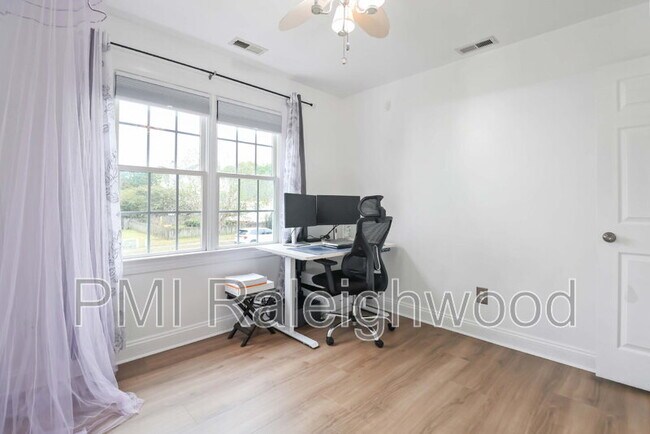 Building Photo - 1602 Old London Way
