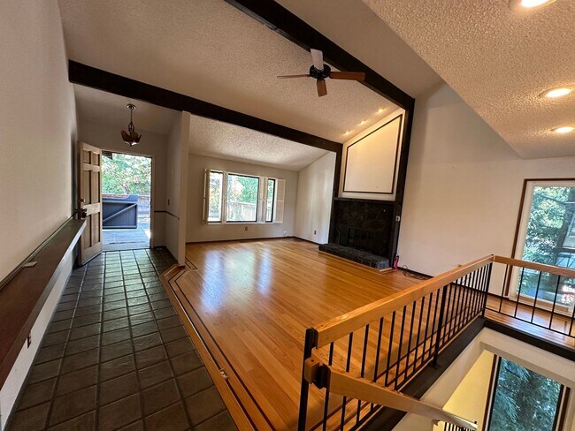 Building Photo - Expansive House in the Monclair Village, Q...