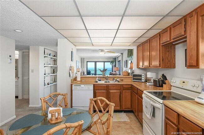 Building Photo - 10200 S Ocean Dr