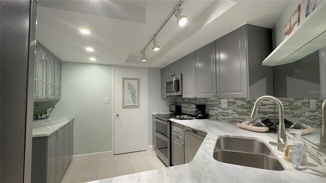 Building Photo - 7400 Sun Island Dr S