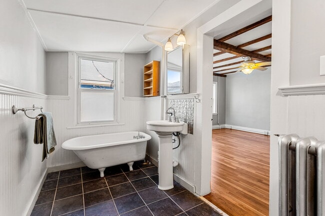 Building Photo - 8 Carlton St