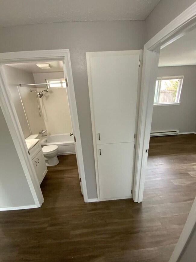 Building Photo - Mid Tacoma duplex 2bd 1 bath w/ 1 car garage