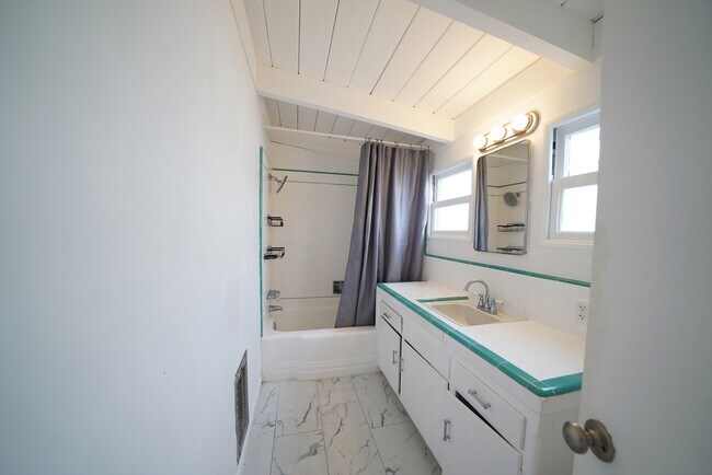 Building Photo - 2461 Palm Dr