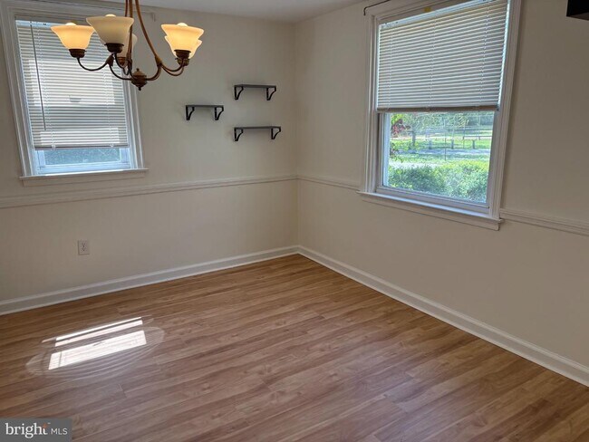 Building Photo - 2515 Woodleigh Rd