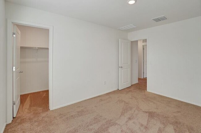 Building Photo - 4051 E Braddock Dr