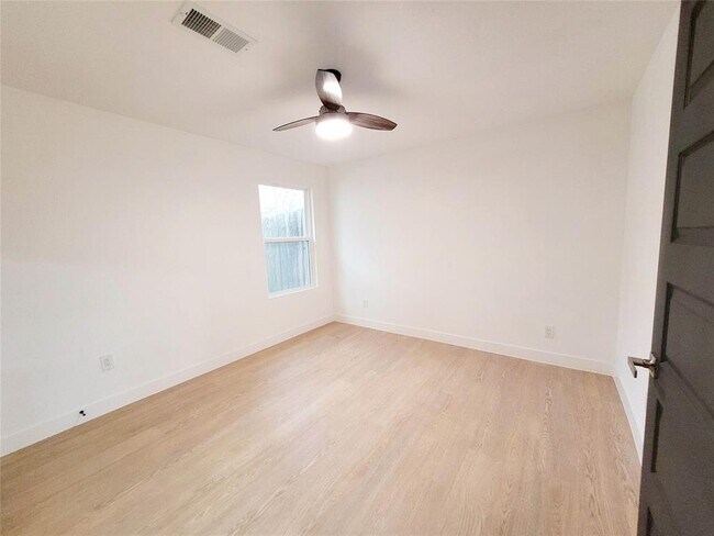 Building Photo - 317 W Houston Ave