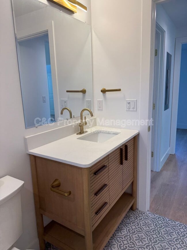 Building Photo - 727 2nd St