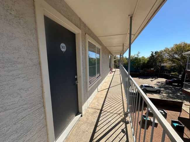 Interior Photo - Lakewood Gardens - 5408 Reiger Ave