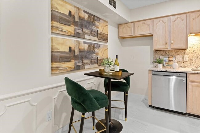 Building Photo - 353 N Post Oak Ln