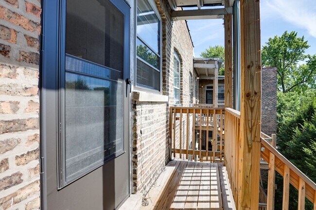 Building Photo - Sun-drenched Roscoe Village