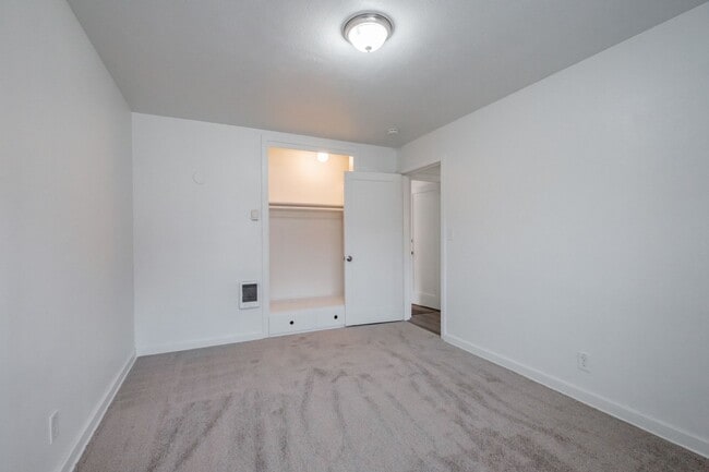 Building Photo - 2490 Maple Ave NE