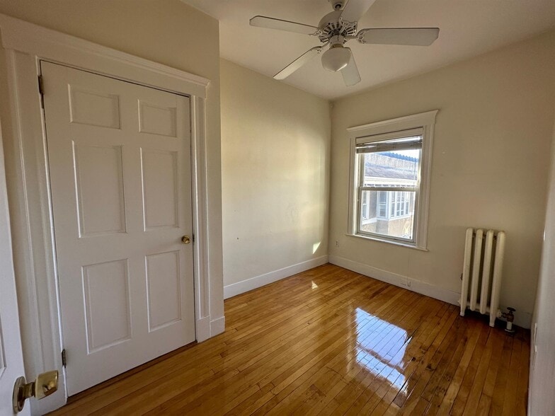 Building Photo - 2 Sacramento St