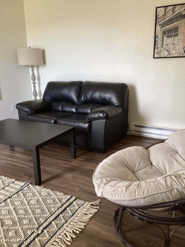 Building Photo - 2 Bed 1 bath Apartment  on Quiet Street and Close to ENMU!