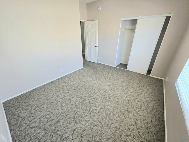 Building Photo - Large and spacious 3 bedroom townhouse with garage!