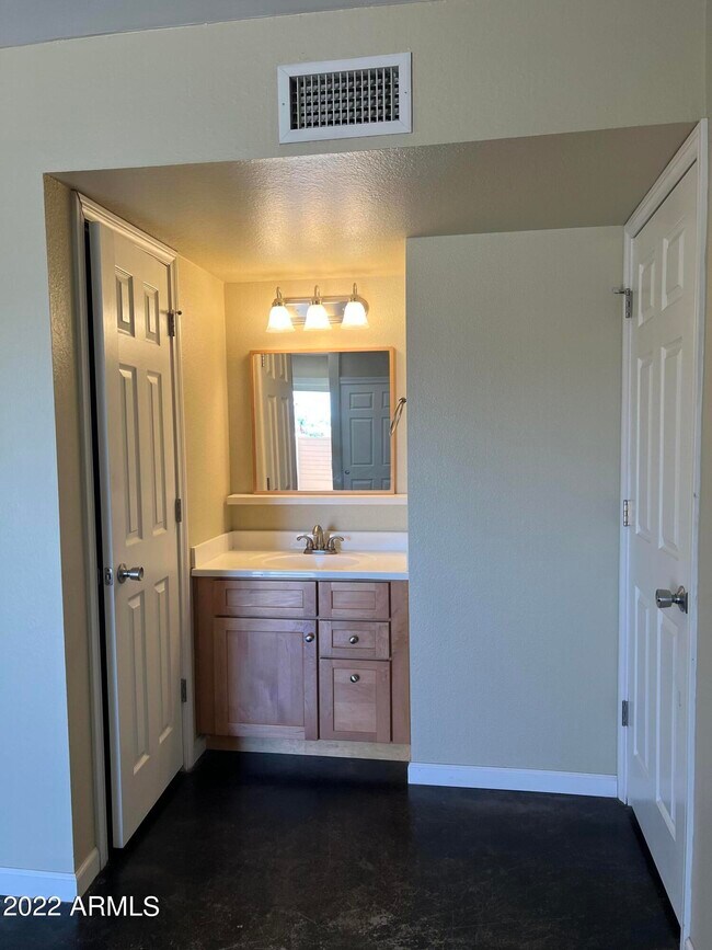 Building Photo - 1718 E Campbell Ave