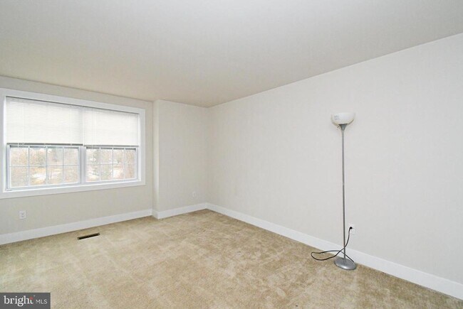 Building Photo - 136 Iron Hill Way