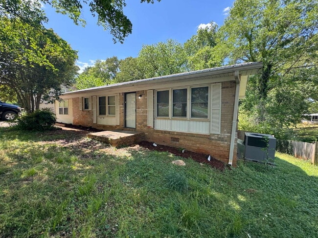 Building Photo - "Charming 3-Bed Oasis with 2 Full Baths on Brookview Drive – Your Perfect Talladega Retreat!"