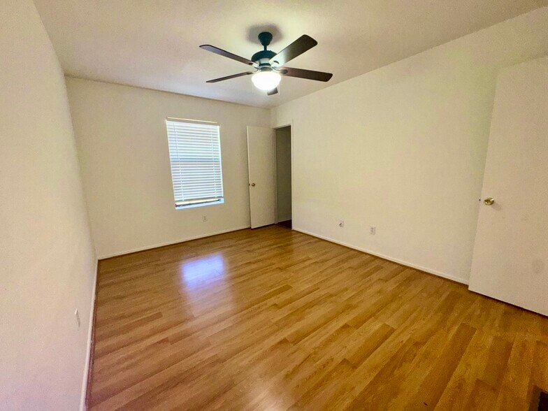 Building Photo - 1112 Leslie Cir