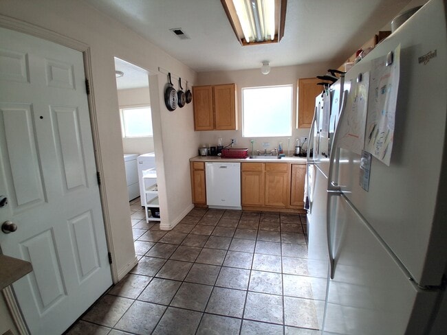 Building Photo - 654 E 700 N